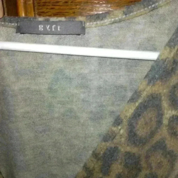 Size M Cheeta Print (faded look) Long Sleeve V-Neck Blouse - Picture 2 of 4